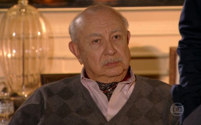O ator Sérgio Mamberti, com expressão séria, em cena como Dionísio, em Flor do Caribe