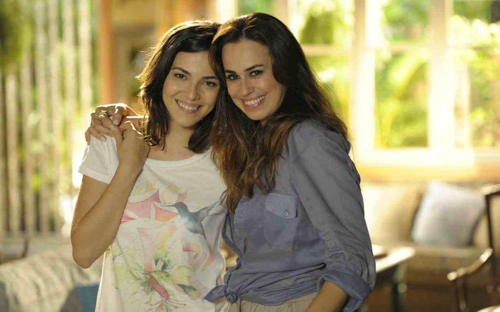 As atrizes Tainá Müller e Daniela Escobar abraçadas sorrindo