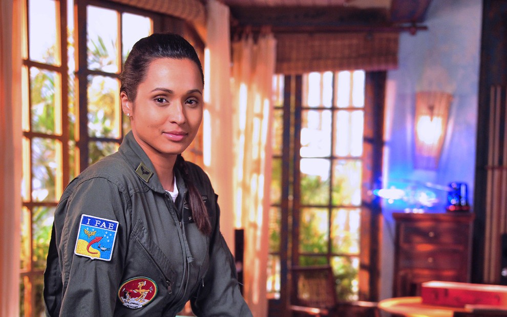 A atriz Thaíssa Carvalho com o uniforme da Força Aérea Brasileira caracterizada como Isabel em cena de Flor do Caribe