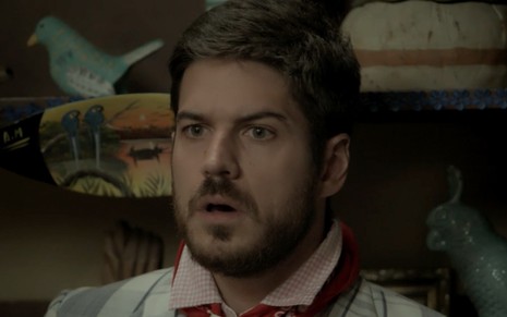 Marco Pigossi caracterizado como Zeca em cena de A Força do Querer: emocionado, personagem olha catatônico para alguém fora do quadro