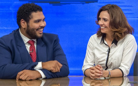 Os atores Paulo Vieira e Renata Gaspar na bancada do Fora de Hora, da Globo