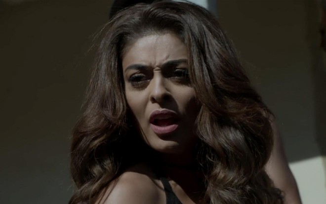 Juliana Paes caracterizada como Bibi em A Força do Querer: personagem faz cara de debochada para alguém fora do quadro