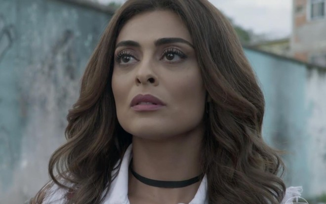 Juliana Paes caracterizada como Bibi em A Força do Querer: personagem faz cara de séria para alguém fora do quadro