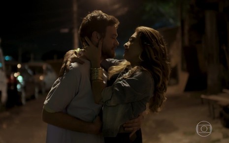 Emilio Dantas, o Rubinho de A Força do Querer, beija Bibi, personagem da Juliana Paes, após resgate feito pelos bandidos