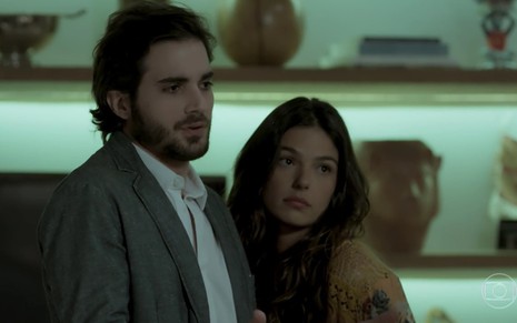 Ritinha, vivida por Isis Valverde, ao lado de seu marido na novela A Força do Querer, Ruy, que é interpretado pelo Fiuk