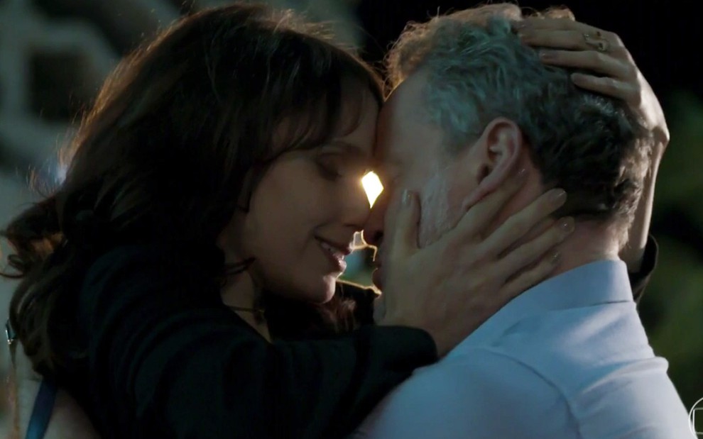 Débora Falabella e Dan Stulbach em cena de A Força do Querer: personagens se beijam em cena
