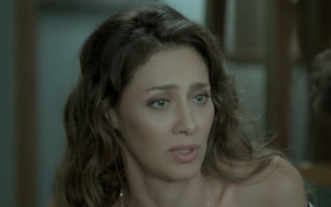 Maria Fernanda Cândido em cena de A Força do Querer: personagem olha com aflição para alguém fora do quadro