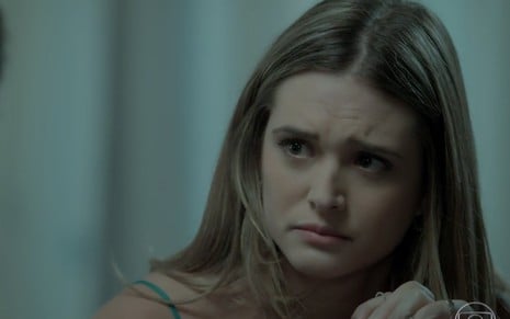 Juliana Paiva caracterizada como Simone em A Força do Querer: personagem tem olhar de tristeza para alguém fora do quadro