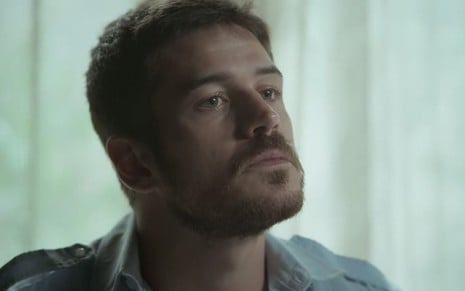 Marco Pigossi caracterizado como Zeca em cena de A Força do Querer: personagem tem olhar de incisivo para alguém fora do quadro