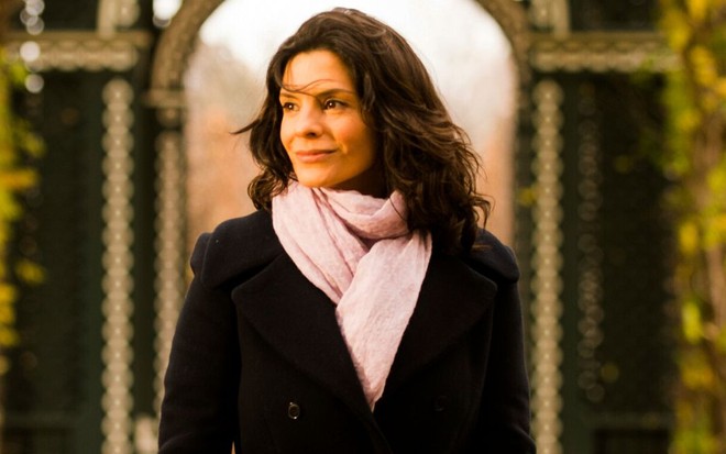 A atriz Helena Ranaldi como a personagem Verônica na novela Em Família, na Globo, em 2014