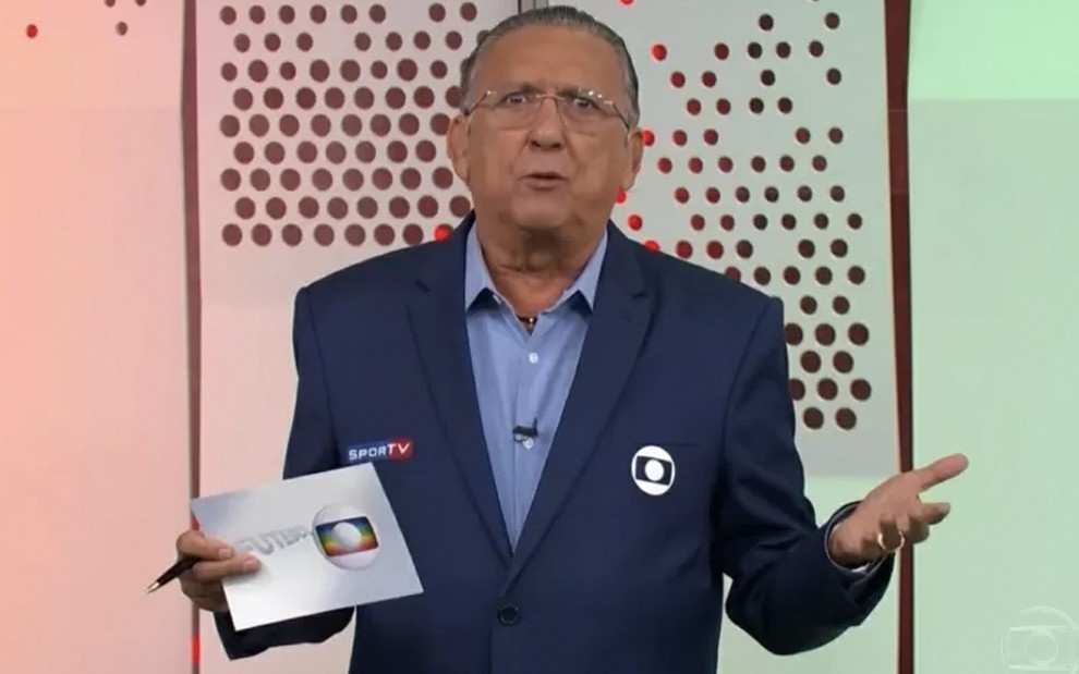 O narrador Galvão Bueno com expressão de surpresa na cabine de transmissão dos Estúdios Globo, no Rio