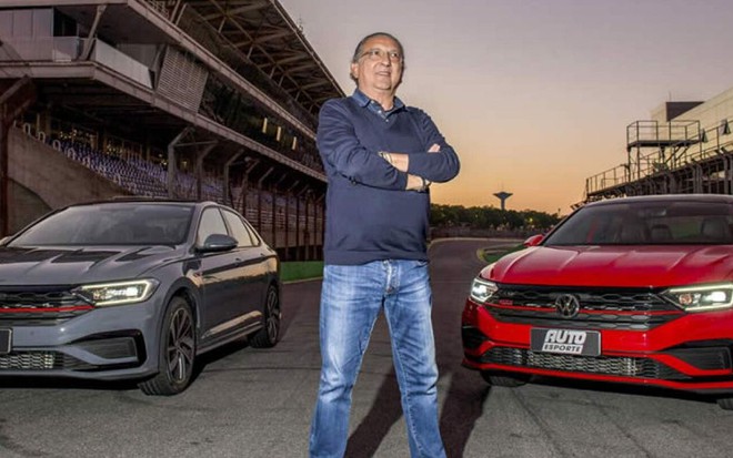 Galvão Bueno em foto com dois carros no autódromo de Interlagos, em São Paulo