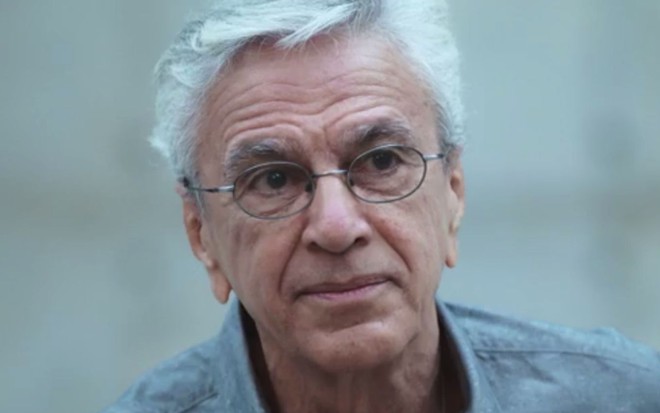O cantor Caetano Veloso com expressão séria no documentário musical Narciso em Férias, do Globoplay