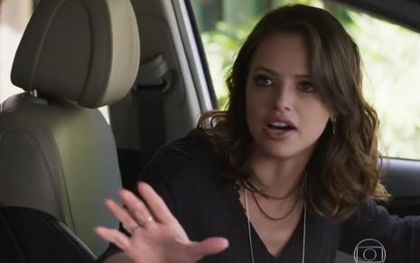 Agatha Moreira em cena de Haja Coração: caracterizada como Camila, a personagem aparece quieta dentro de um carro