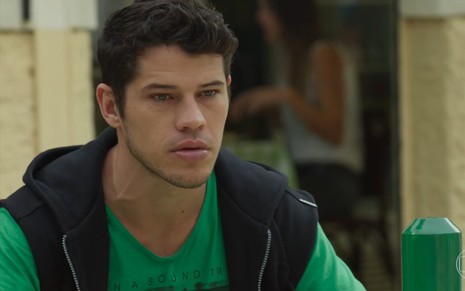 José Loreto grava cena de camiseta verde e colete preto por cima em Haja Coração, da Globo