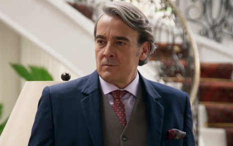 O personagem Aparício (Alexandre Borges) olha sério em cena da novela Haja Coração, da Globo