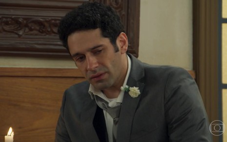 João Baldasserini grava vestido de noivo como Beto de Haja Coração, o momento é decisivo e sua expressão é de tristeza