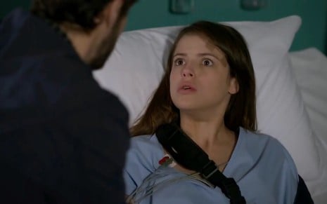 Jayme Matarazzo grava cena com Agataha Moreira deitada num leito de hospital e com olhar assustado em Haja Coração