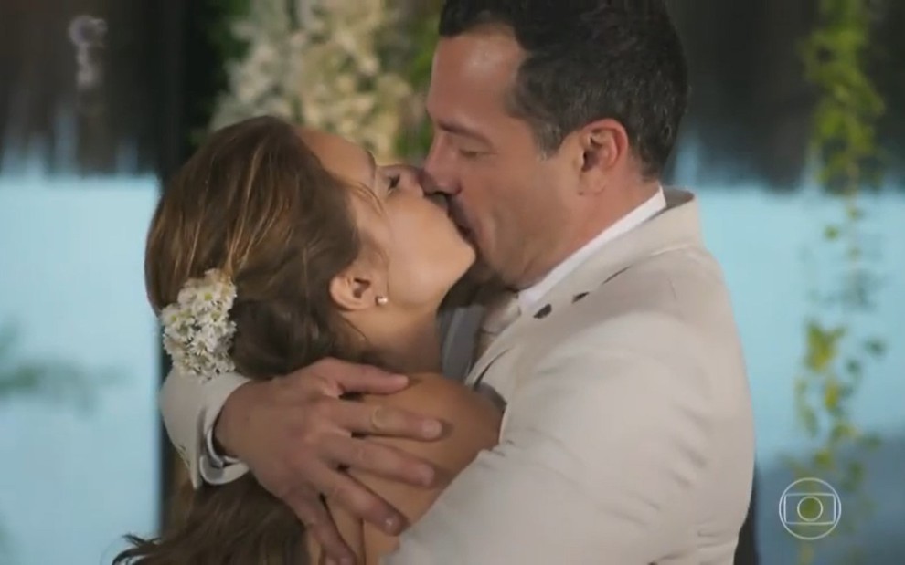 Tancinha (Mariana Ximenes) beija (Malvino Salvador) no final de Haja Coração
