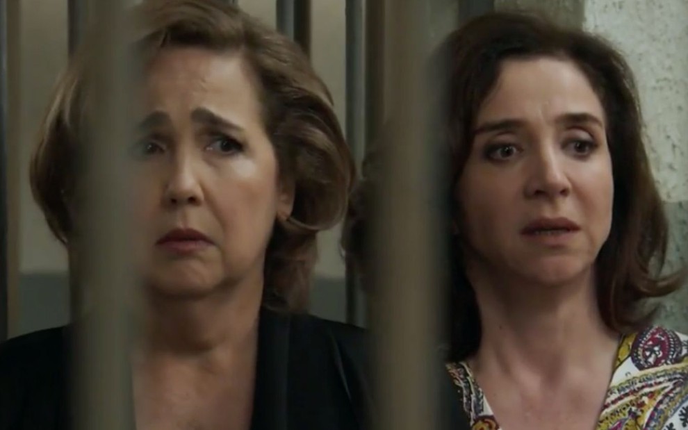 As personagens Lucrécia (Claudia Jimenez) e Francesca (Marisa Orth) fazem expressão de desespero em cena da novela Haja Coração, novela das sete da Globo