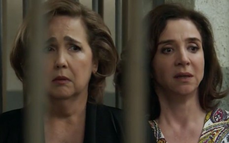 As personagens Lucrécia (Claudia Jimenez) e Francesca (Marisa Orth) fazem expressão de desespero em cena da novela Haja Coração, novela das sete da Globo