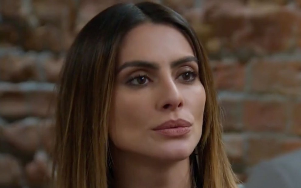 A personagem Tamara (Cleo) olha séria em cena da novela Haja Coração, da Globo