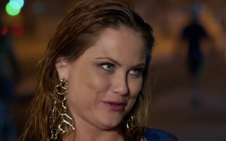 A personagem Leonora (Ellen Rocche) olha com cara de cínica em cena da novela Haja Coração, da Globo