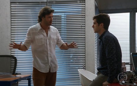Nando Rodrigues grava cena de camisa clara e contracena com Marcos Pitombo, que usa blusa escura, em Haja Coração, da Globo