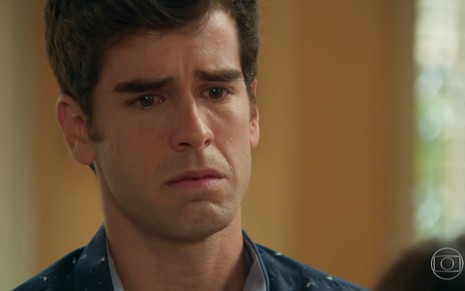 O ator Marcos Pitombo chora em cena como Felipe de Haja Coração, novela das sete da Globo
