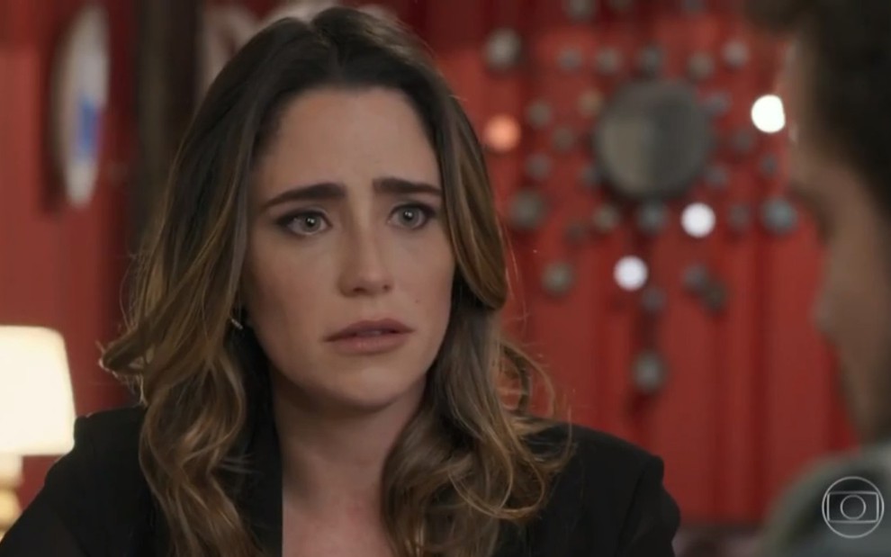 A atriz Fernanda Vasconcellos exibe expressão de arrependimento em cena como Bruna na novela Haja Coração