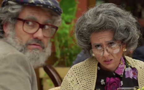 Os personagens Leozinho (Gabriel Godoy) e Fedora (Tatá Werneck) fantasiados de idosos em cena da novela Haja Coração, da Globo