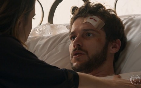 Jayme Matarazzo grava com curativo na cabeça e machucados no rosto deitado em uma cama como Giovanni
