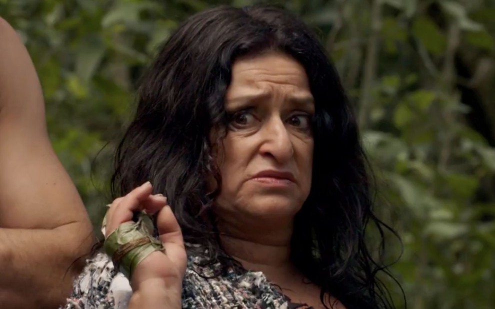 A personagem Teodora (Grace Gianoukas) descabelada e com cara de assustada em cena do spin-off da novela Haja Coração, da Globo