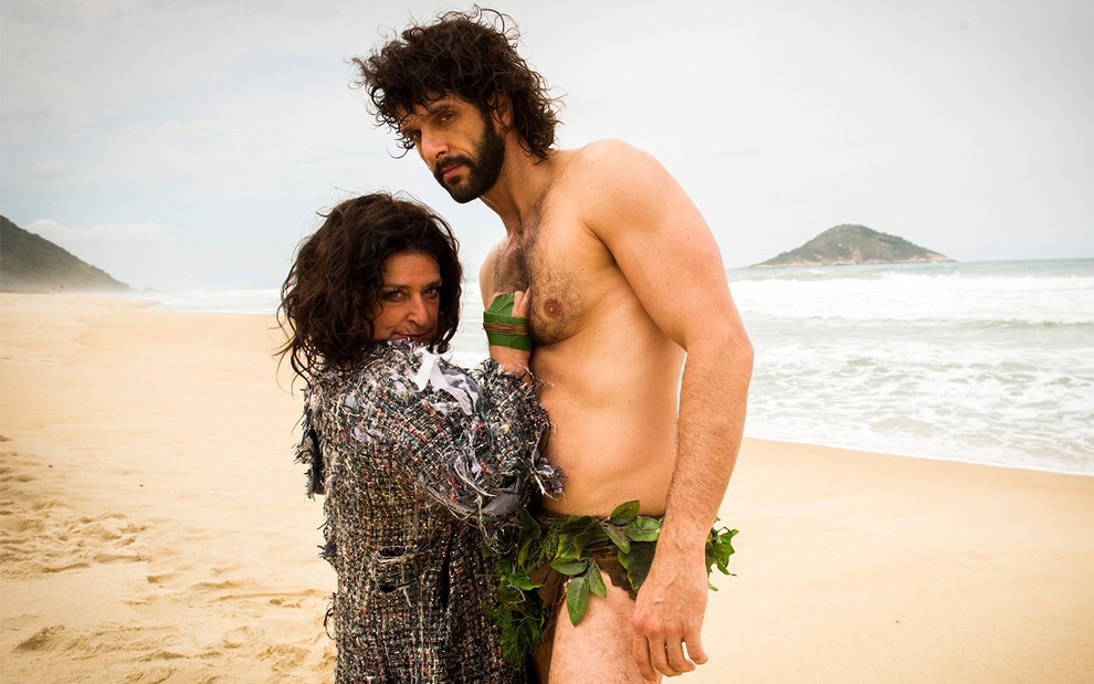 Grace Gianoukas e Guilherme Chelucci caracterizados como Teodora e Tarzan em foto de divulgação do spin-off de Haja Coração