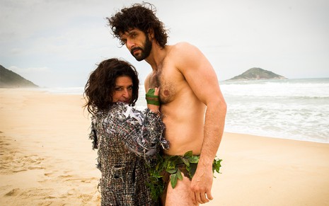 Grace Gianoukas e Guilherme Chelucci caracterizados como Teodora e Tarzan em foto de divulgação do spin-off de Haja Coração