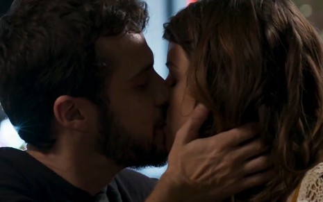 Cena da novela Haja Coração com os personagens Giovanni (Jayme Matarazzo, à esquerda) e Camila (Agatha Moreira) se beijando