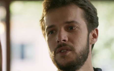 O ator Jayme Matarazzo olha com expressão de supresa em cena da novela Haja Coração em que interpreta Giovanni