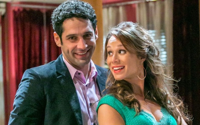 Beto (João Baldasserini) eTancinha (Mariana Ximenes) em cena de Haja Coração