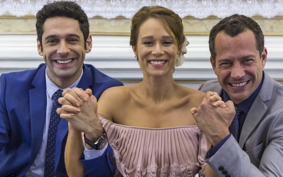 O ator João Baldasserini de mão dada com Mariana Ximenes e Malvino Salvador em imagem de divulgação de Haja Coração