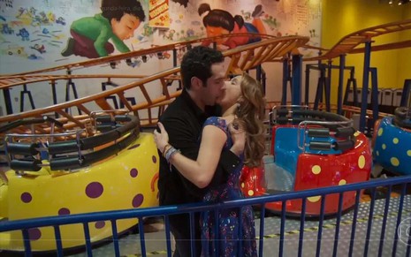 Os atores Mariana Ximenes e João Baldasserini em cena de beijo, como Tancinha e Beto em Haja Coração