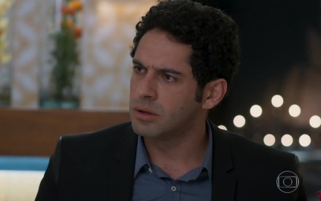 O ator João Baldasserini, com expressão brava, em cena como Beto em Haja Coração