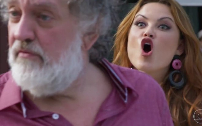Cena da novela Haja Coração, com o personagem Olavo (Luciano Chirolli, à frente) e Leonora (Ellen Rocche) com a boca aberta gritando atrás