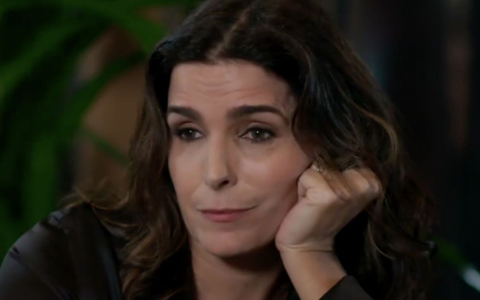 A personagem Rebeca (Malu Mader) olha debochada em cena da novela Haja Coração, da Globo