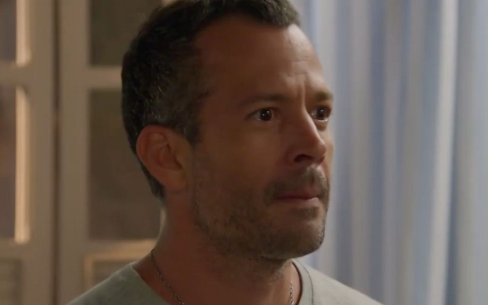 O personagem Apolo (Malvino Salvador) olha com cara de assustado em cena da novela Haja Coração, da Globo