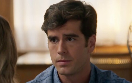 O personagem Felipe (Marcos Pitombo) faz cara séria em cena da novela Haja Coração, da Globo