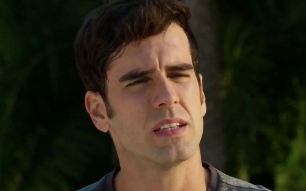 O personagem Felipe (Marcos Pitombo) olha confuso em cena da novela Haja Coração, da Globo