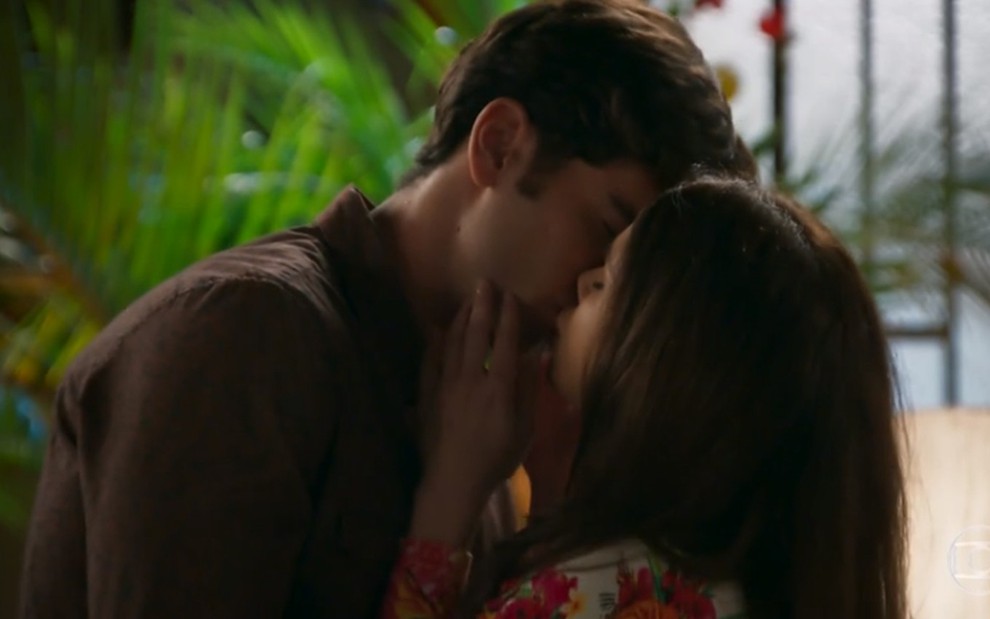 Os atores Marcos Pitombo e Sabrina Petraglia em cena de beijo em Haja Coração