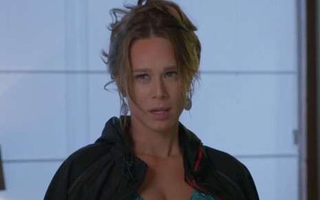 A personagem Tancinha (Mariana Ximenes) olha séria e com o rosto avermelhado em cena da novela Haja Coração, da Globo