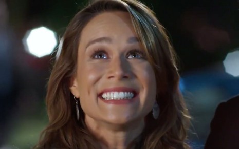 A personagem Tancinha (Mariana Ximenes) sorri radiante em cena da novela Haja Coração, da Globo