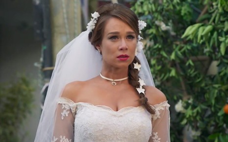 A atriz Mariana Ximenes, vestida de noiva, em cena como Tancinha em Haja Coração